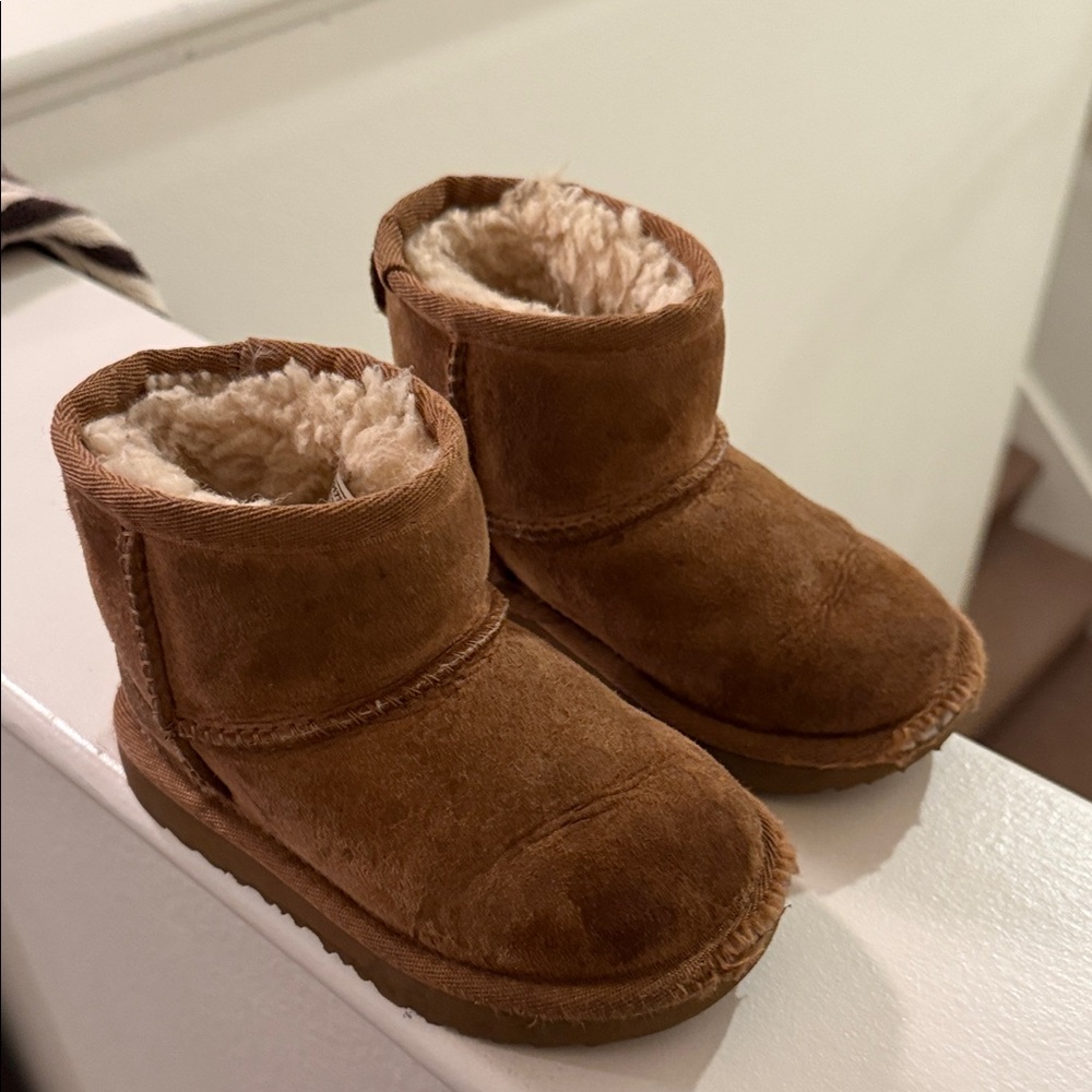 UGG Kids Boots in Chestnut Brown